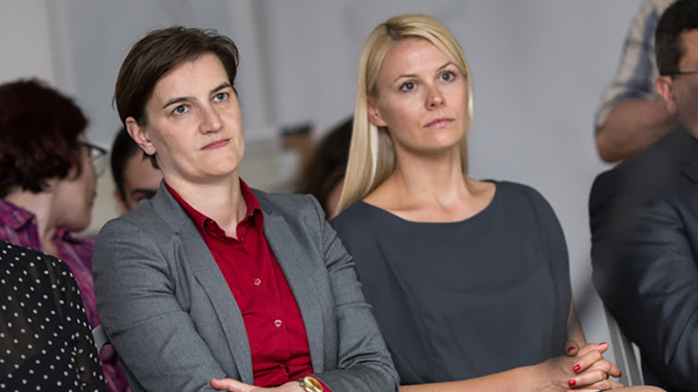 Και “μπαμπάς” η λεσβία πρωθυπουργός της Σερβίας